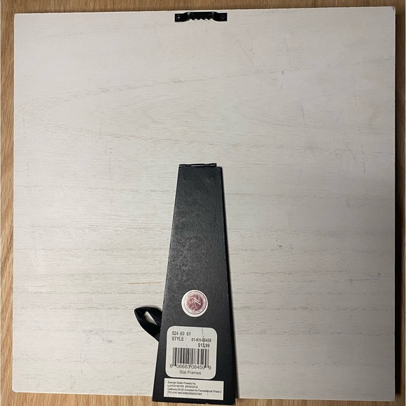 White shiplap photo holder, fits (3) 4x6 photos - Picture 3 of 3